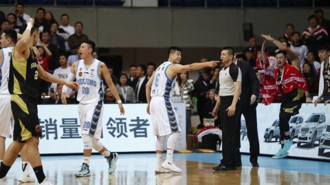 京鲁大战丁彦雨航罚球绝杀，山东客场一分险胜北京