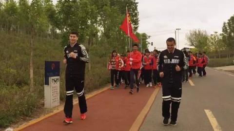 风雨同行，为爱酷跑：西热力江与阿不都的公益征途