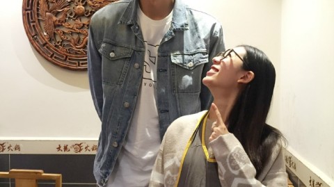 巴适得很！阿联成都火锅店遇“最萌身高差” 与店员掌心贴贴合影乐开花